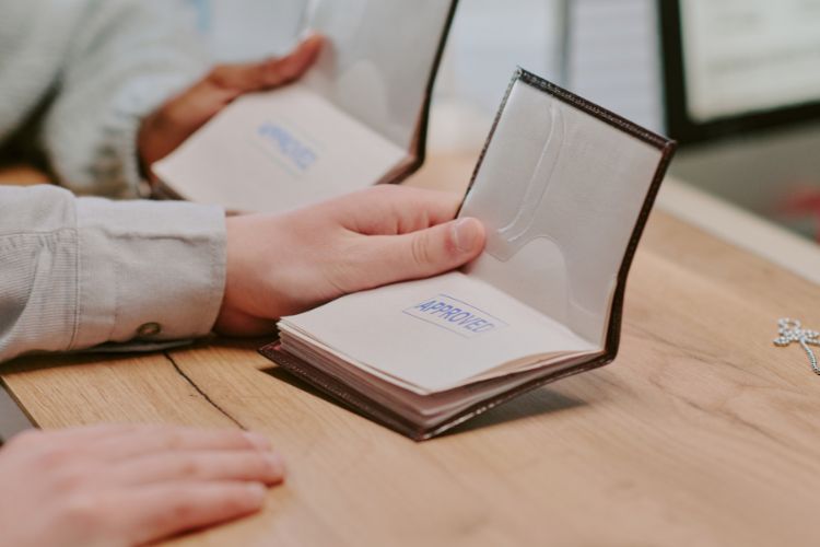 Чи можна виїхати за кордон, якщо є виконавче провадження