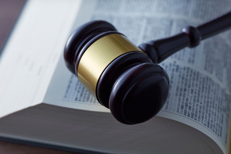 Як відбувається процес накладання заборони: від позову до постанови виконавця