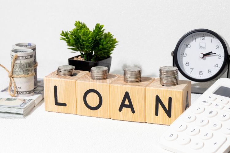 Коли можливе повне списання боргу? Знищене або пошкоджене майно. Якщо житло чи автомобіль учасника бойових дій було повністю зруйноване внаслідок воєнних дій, кредит може бути повністю списаний. Для цього необхідно зафіксувати руйнування, отримати офіційний акт від ДСНС, поліції чи місцевої адміністрації та подати відповідну заяву до банку. Реальна неможливість погашати борг через службу. У деяких випадках банки можуть розглядати повне списання або реструктуризацію кредиту, якщо військовий не може погашати борг через тривале виконання бойових завдань, мобілізацію або перебування у зоні активних бойових дій. Інші особливі випадки, передбачені законодавством. Повне списання боргу може застосовуватися за рішенням державних програм компенсацій для учасників бойових дій, у разі надзвичайних ситуацій або втрат майна, що прямо підпадають під умови державної допомоги. В таких випадках банк або держава можуть повністю анулювати кредит. Списання боргу через смерть позичальника або інвалідність