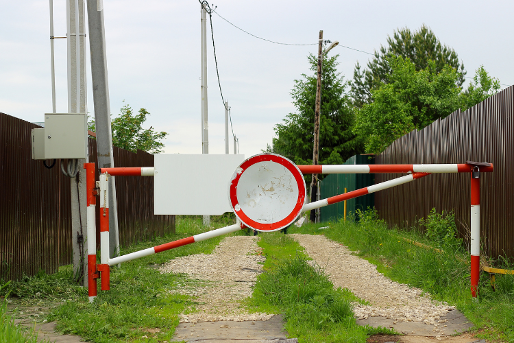 Перетин кордону з дитиною має свої особливості. Для дітей різного віку та сімейних ситуацій встановлені окремі правила, які дозволяють прикордонникам швидко перевірити законність виїзду та захистити права дитини. Чи потрібен дозвіл батька на виїзд дитини за кордон у 2026 році У 2026 році правила перетину кордону продовжують базуватися на нормах, адаптованих до воєнного стану, що значно спрощує більшість процесів. Ключова зміна, про яку варто пам’ятати — на період дії воєнного стану нотаріально завірена згода другого з батьків на виїзд дитини до 16 років за кордон не потрібна. Це означає, що якщо дитина подорожує з матір’ю або батьком, прикордонна служба України не вимагатиме додаткових дозволів. Для перетину кордону достатньо закордонного паспорта дитини та оригіналу свідоцтва про народження, яке підтверджує родинний зв'язок. Які документи потрібні для виїзду дитини (Паспорт vs Свідоцтво) Основним документом для перетину кордону особами будь-якого віку є закордонний паспорт. Хоча в умовах воєнного стану дітям до 16 років іноді дозволяється виїзд тільки зі свідоцтвом про народження (особливо до суміжних країн або під час евакуації з зони бойових дій), наявність закордонного паспорта є міжнародним стандартом і гарантією безперешкодного в'їзду до країни призначення. Свідоцтво про народження використовується для підтвердження родинних зв’язків, якщо дитина подорожує з одним із батьків, далеким родичем або супроводжуючою особою. Особливості виїзду юнаків 16–17 років Згідно з чинним законодавством України, після досягнення 16-річного віку молоді люди отримують право на самостійний виїзд за кордон без супроводу дорослих та без необхідності оформлення нотаріальної згоди від батьків. Головним документом для перетину кордону в такому випадку є закордонний паспорт, проте в умовах загальної мобілізації ключовим фактором стає військовий облік. ❗️ Юнаки, яким виповнилося 17 років (або ті, кому цей вік має виповнитися в поточному році), зобов’язані вчасно стати на облік і отримати відповідний військово-обліковий документ. Під час перетину кордону представники Державної прикордонної служби можуть перевіряти наявність приписного свідоцтва або оновлених даних у застосунку «Резерв+», щоб переконатися, що майбутній призовник виконав свої зобов’язання перед державою. Чому можуть відмовити у виїзді? (топ-5 причин) 